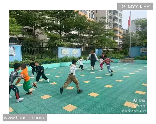 幼儿园小朋友们快乐踢足球的精彩瞬间与成长故事